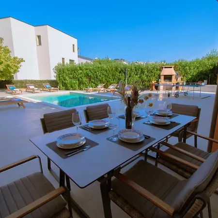 Natalia With Private Pool Near The Sea فيلة *