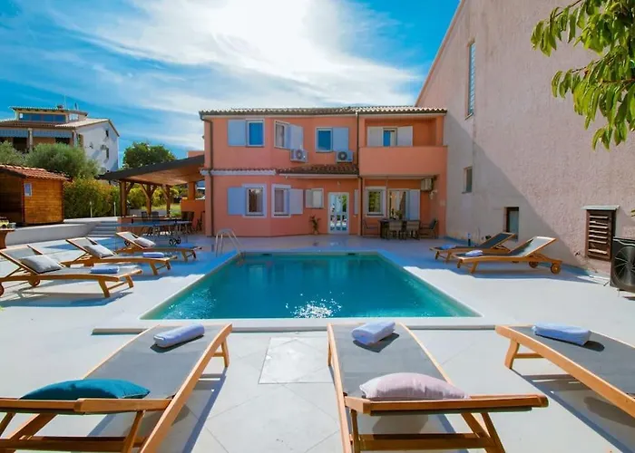 Natalia With Private Pool Near The Sea بولا