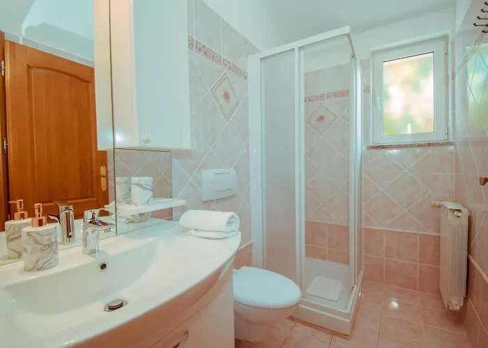 Natalia With Private Pool Near The Sea فيلة بولا