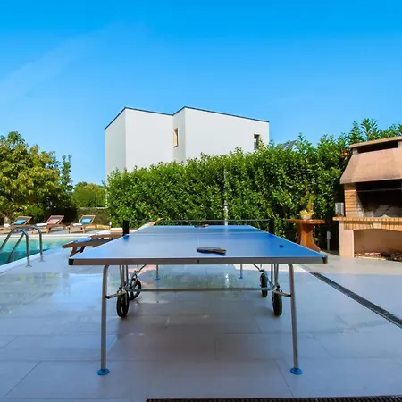 Natalia With Private Pool Near The Sea Pula