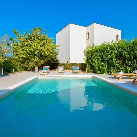 Natalia With Private Pool Near The Sea