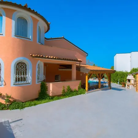 Natalia With Private Pool Near The Sea Pula