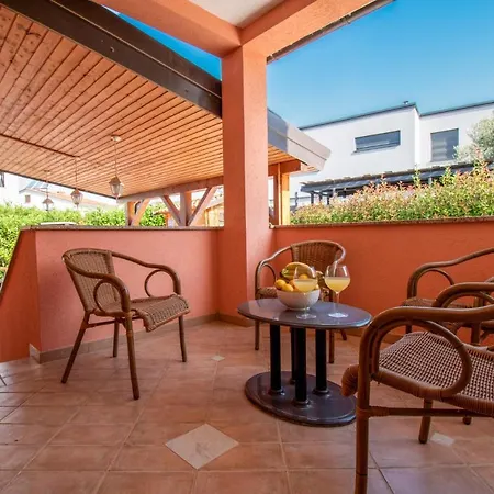 Natalia With Private Pool Near The Sea * Pula