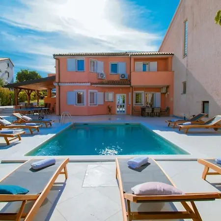 Natalia With Private Pool Near The Sea Pula