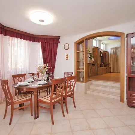 Natalia With Private Pool Near The Sea Pula