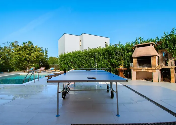 Natalia With Private Pool Near The Sea Pula