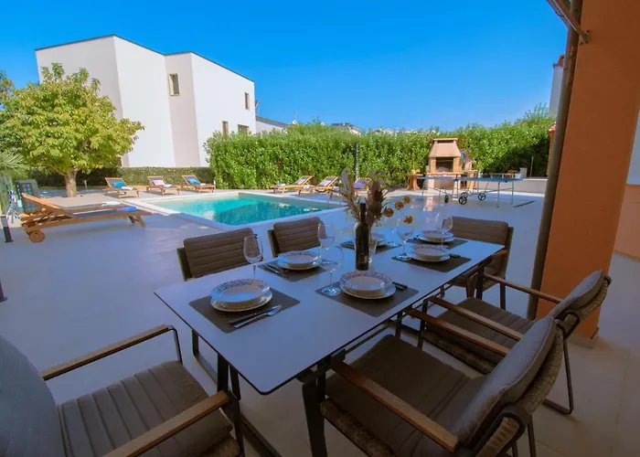 Natalia With Private Pool Near The Sea Willa *