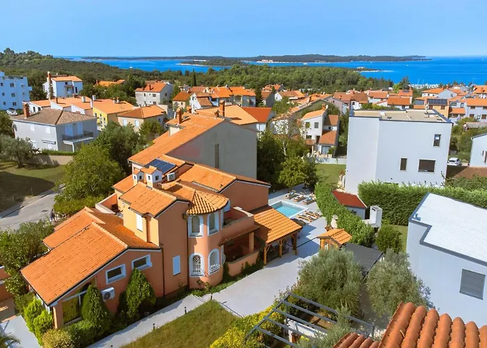 Willa Natalia With Private Pool Near The Sea Pula