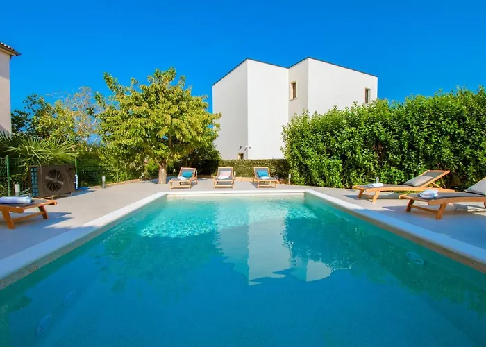 Natalia With Private Pool Near The Sea