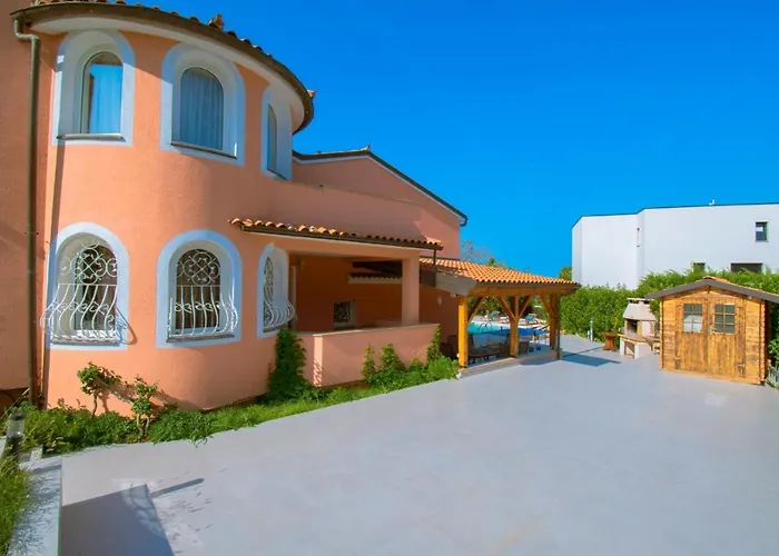 Natalia With Private Pool Near The Sea Пула