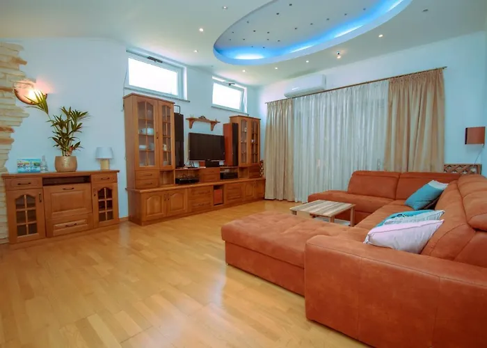 Willa Natalia With Private Pool Near The Sea Pula