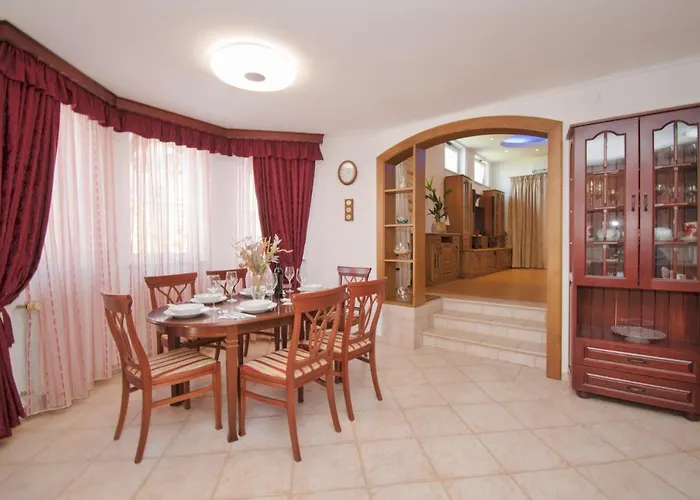 Natalia With Private Pool Near The Sea Pula