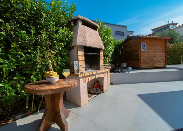 Natalia With Private Pool Near The Sea *