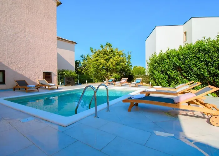 Natalia With Private Pool Near The Sea *