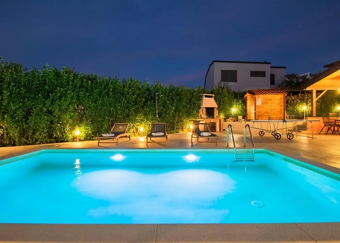 Natalia With Private Pool Near The Sea Pula